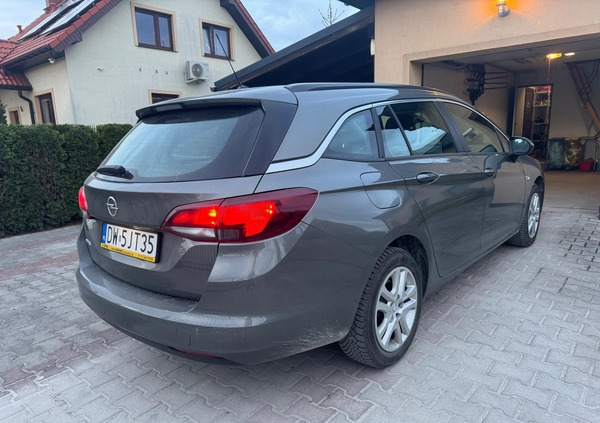 Opel Astra cena 69000 przebieg: 40158, rok produkcji 2019 z Wrocław małe 277